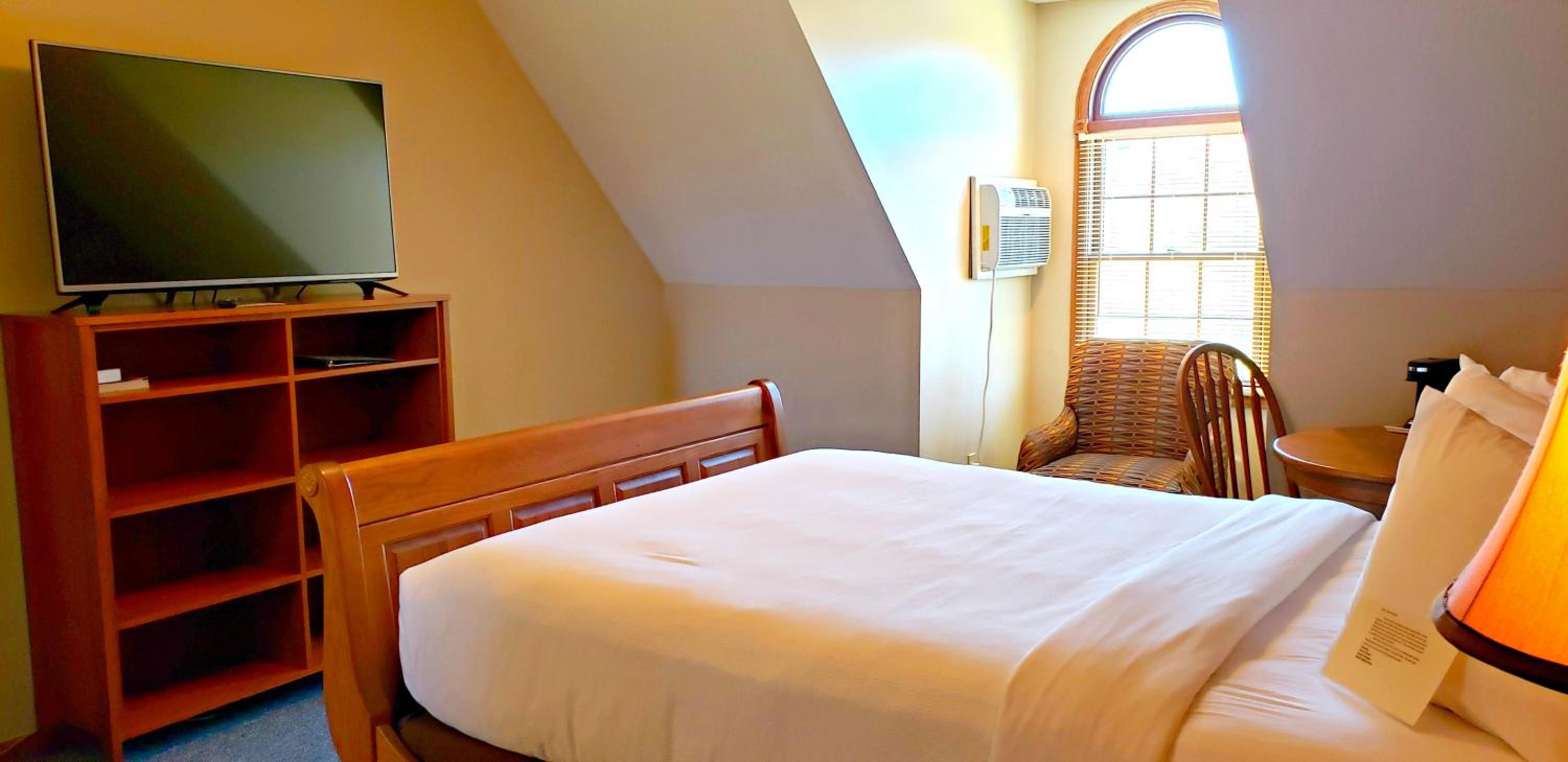 Carriage House, Queen Bed