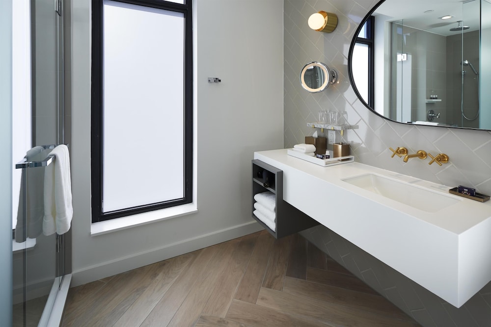 Deluxe, King Bed, Andaz Ottawa Byward Market A Concept By Hyatt 3/5
