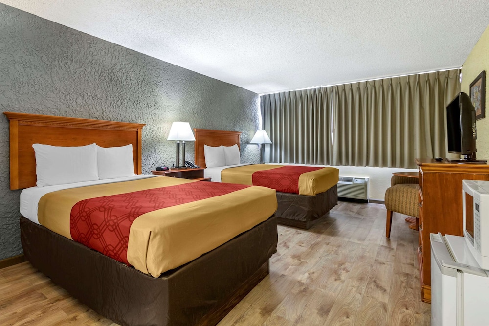 Econo Lodge Broken Arrow 13/59