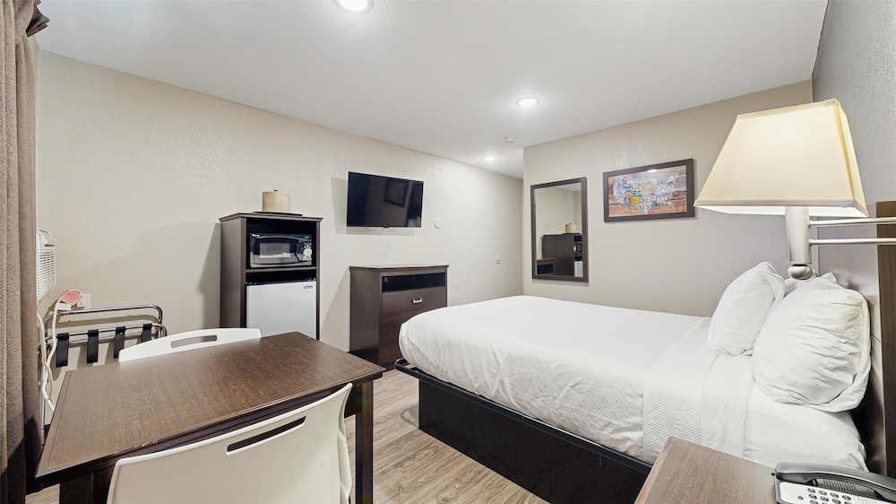 غرفة بسرير كينج، Red Lion Inn & Suites Olathe Kansas City 4/9