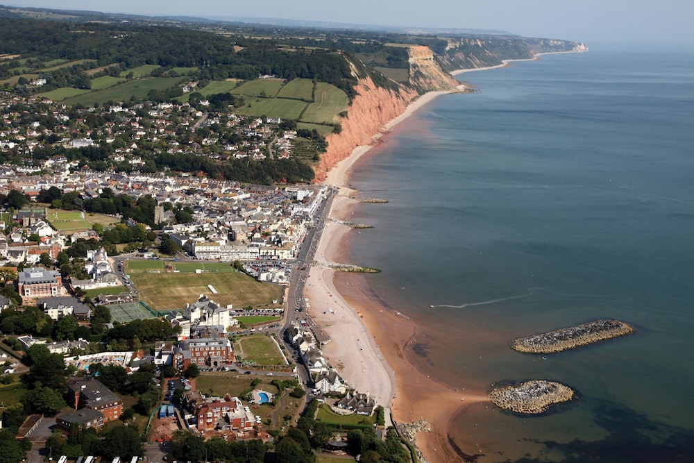 The Victoria Hotel 36/38