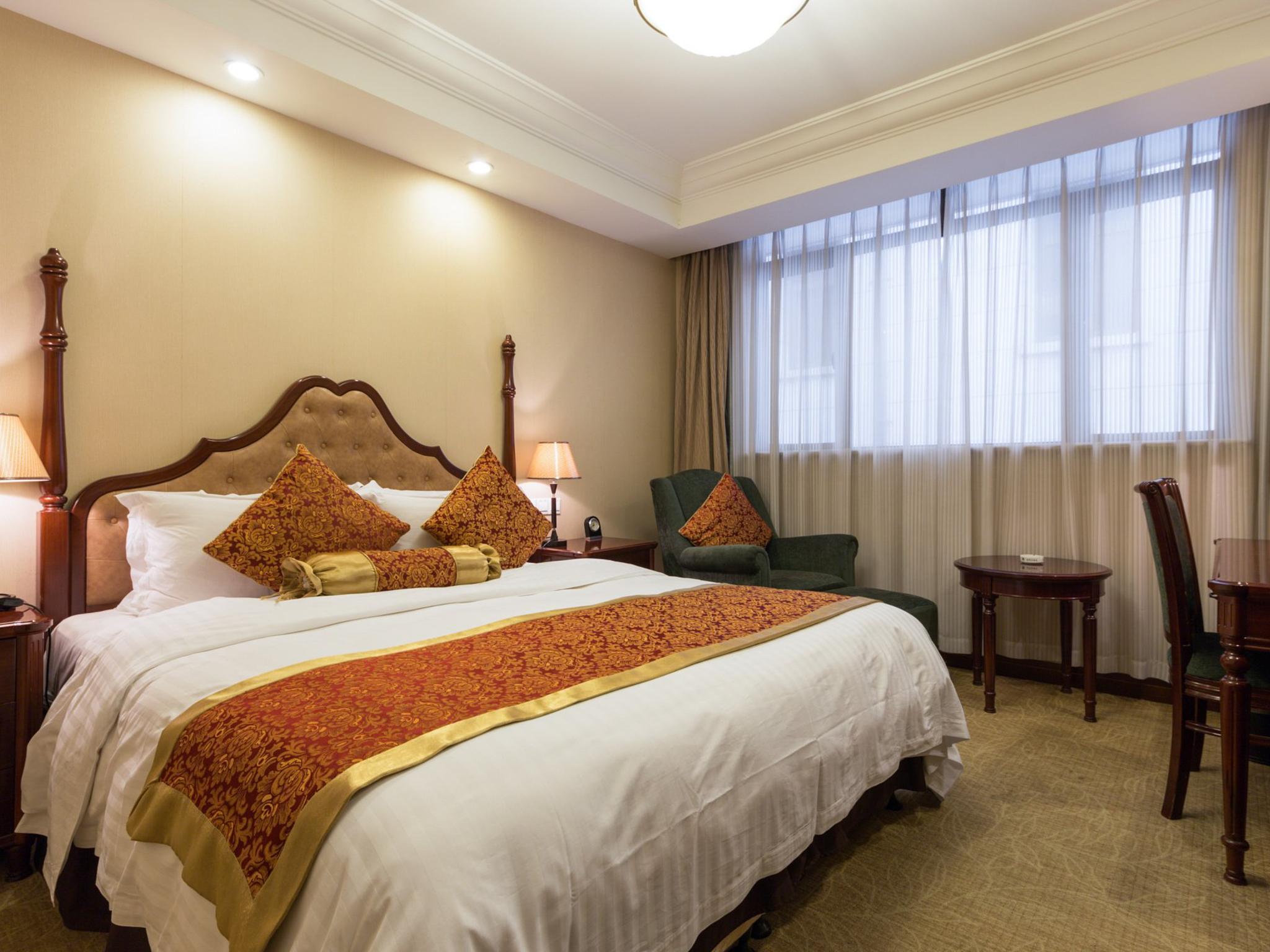 STANDARD, QUEEN BED