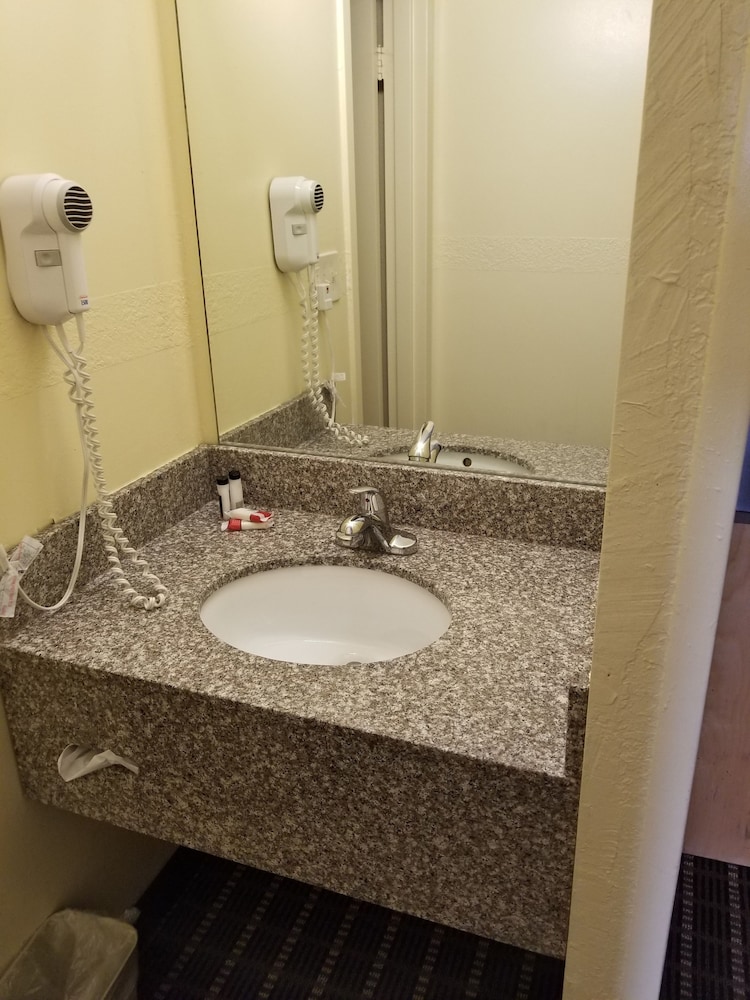 OYO Travelodge by Wyndham Lansing IL 25/26