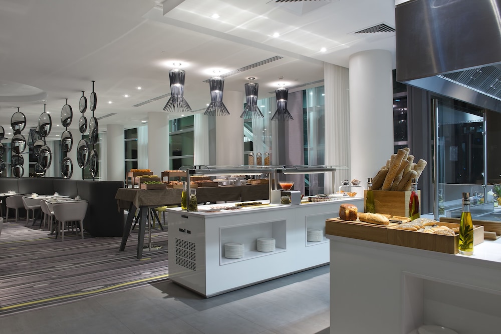 Melia Paris La Defense 11/73