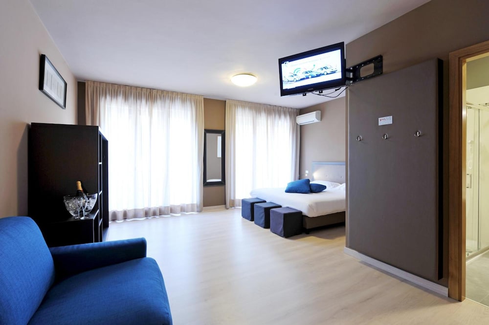 M14 Hotel 10/56