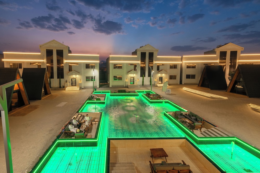 Midtown Majestic Garden Resort 54/59