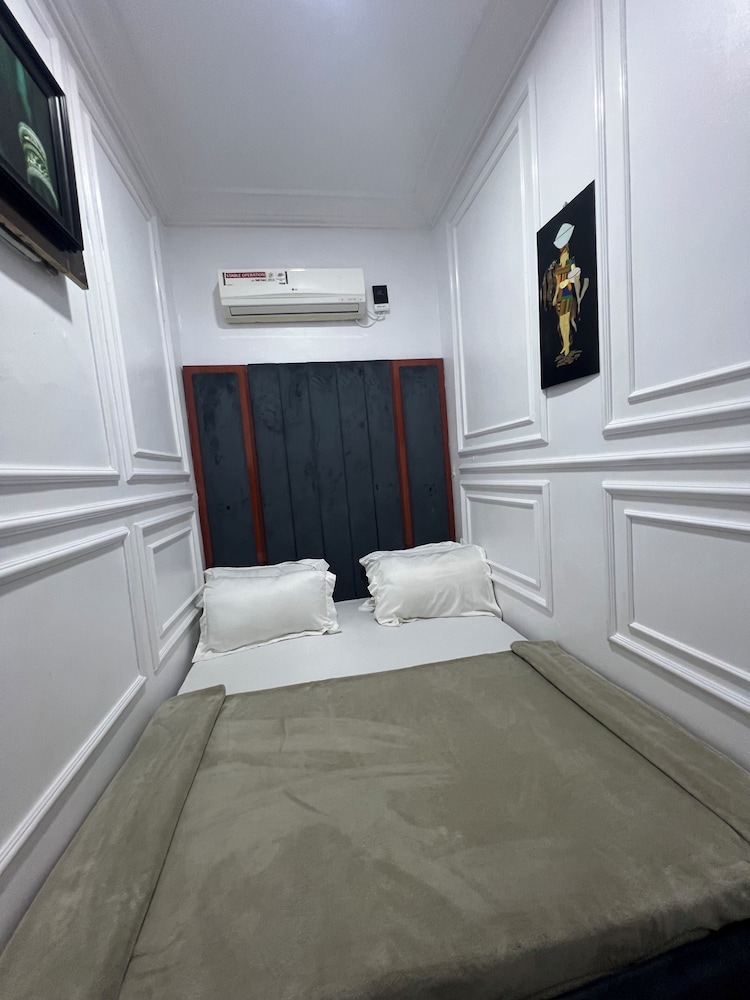 STUDIO, SUITE