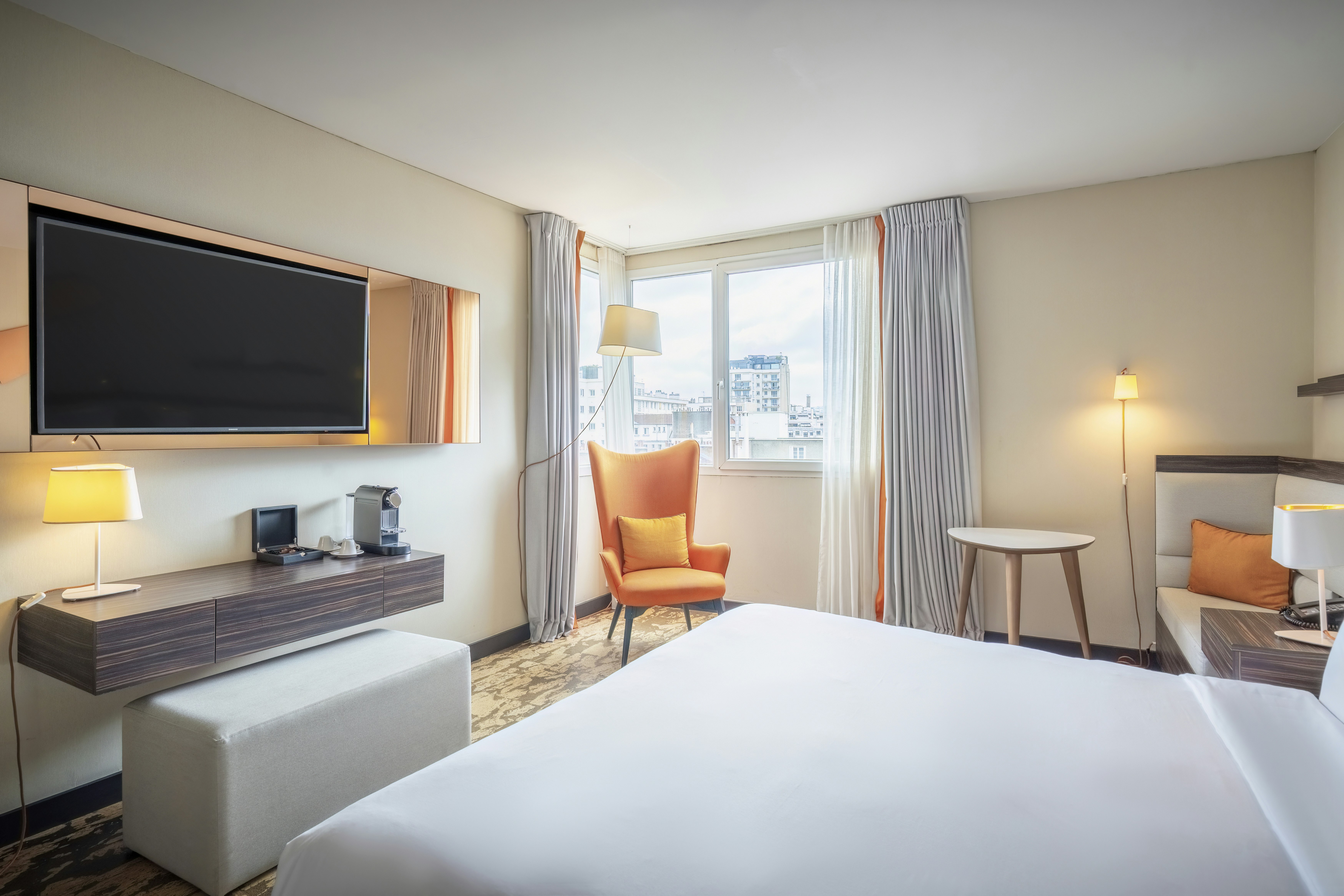 DELUXE, KING BED
