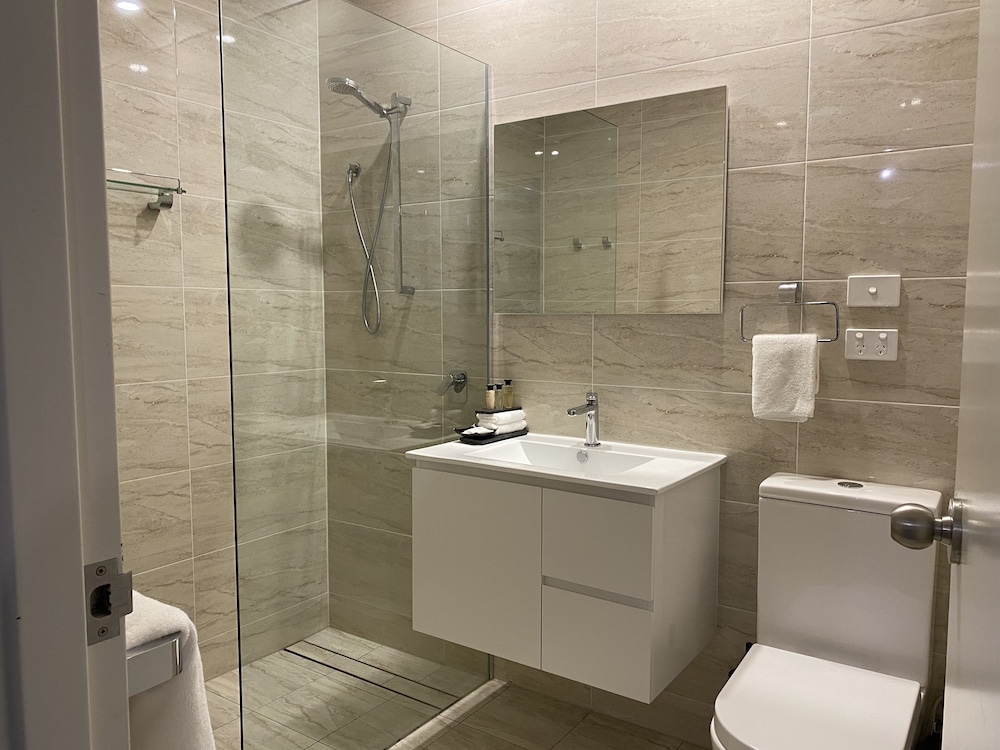 Belmore All-Suite Hotel 52/54