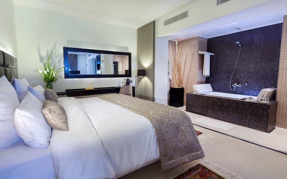 SUITE, KING BED