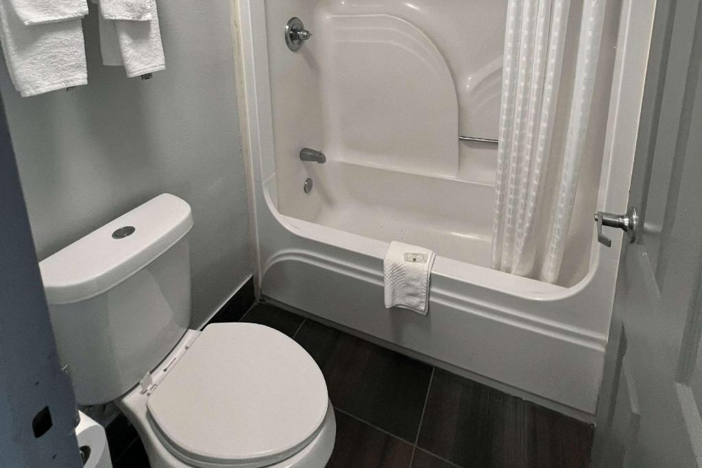 غرفة بسريرين كوين للمدخنين، Quality Inn Kinder, LA 8/10