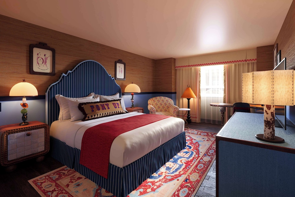 غرفة بسرير كينج بإطلالة على المسبح، Graduate by Hilton Dallas 4/9