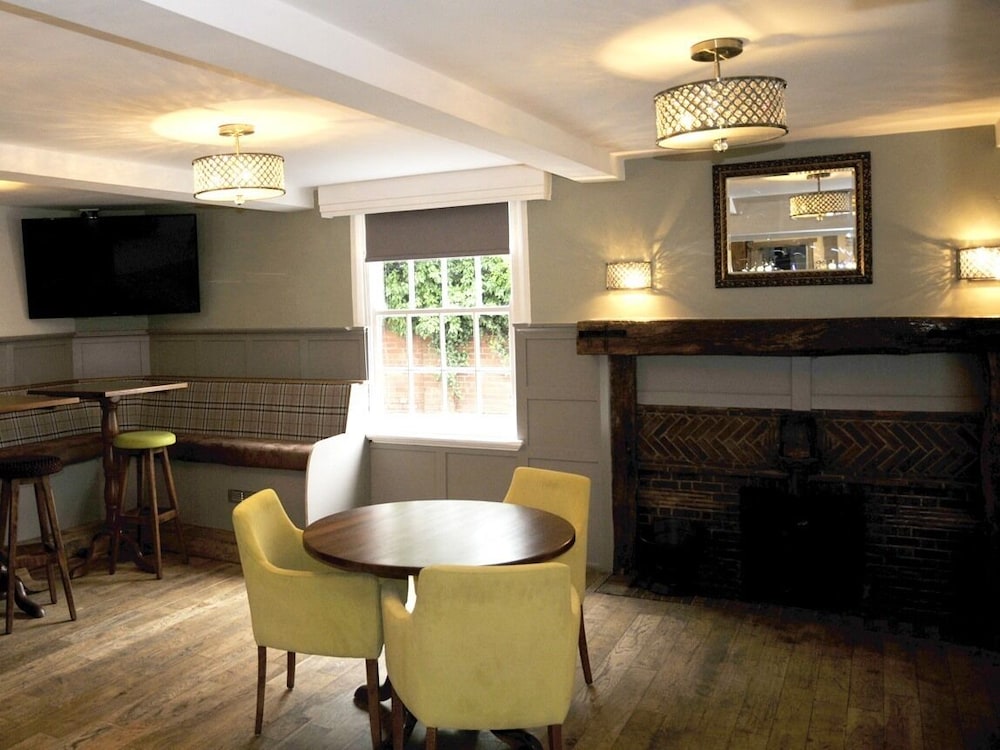 The Coach Hotel 26/34