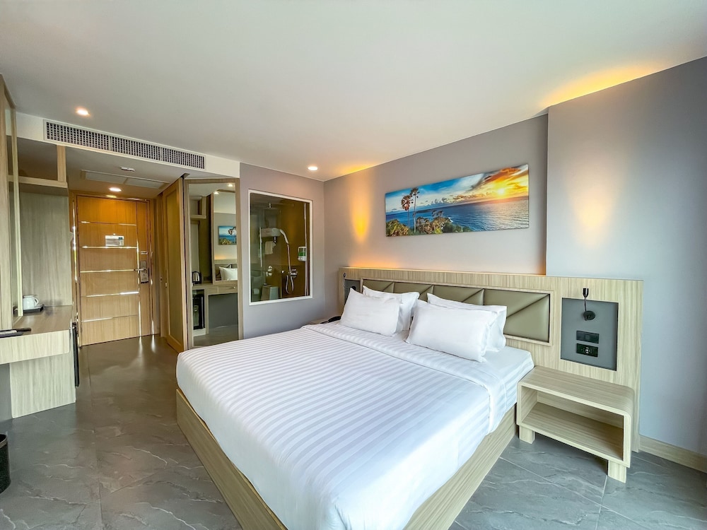 غرفة سوبيريور بسرير كينج بشرفة، Clarian Hotel Beach Patong 6/10