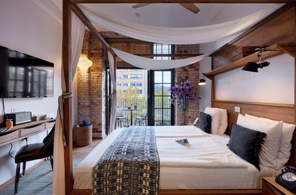 Room, Queen Bed, Balcony, Courtyard Area