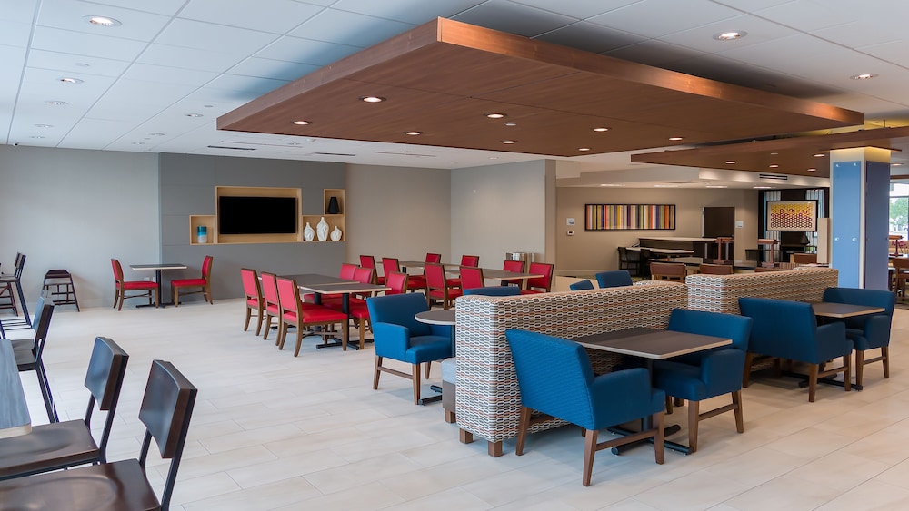 Holiday Inn Express Suites Tampa East Ybor City 41/56