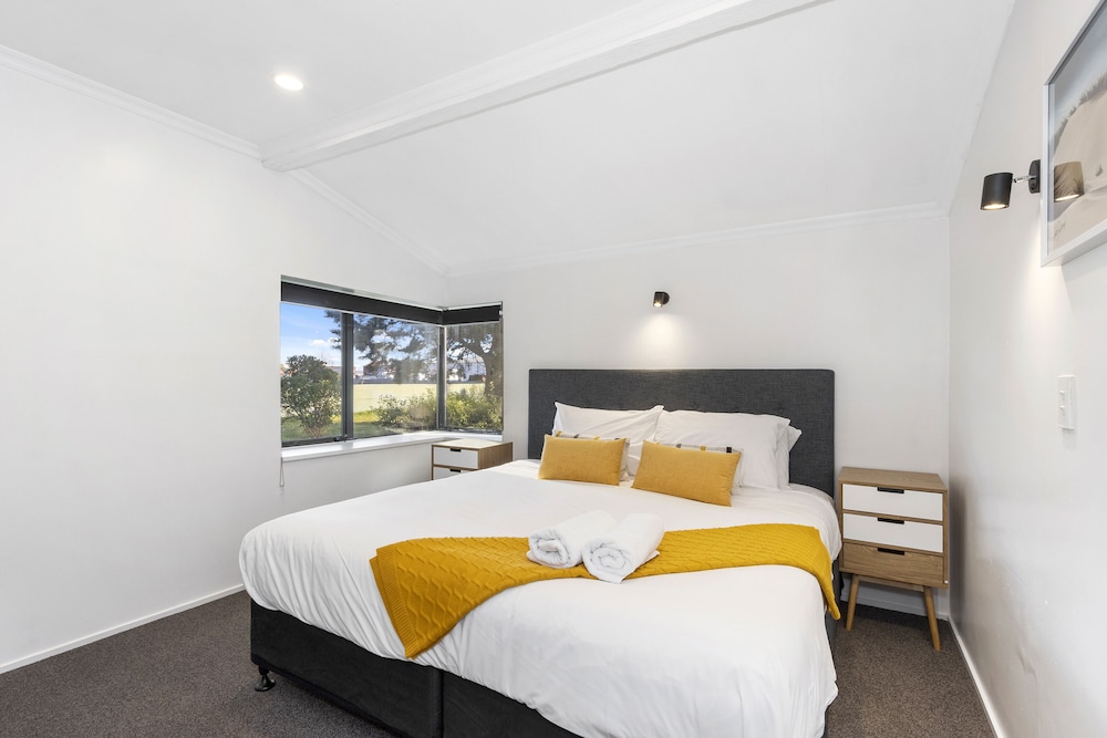North South Holiday Park 24/72