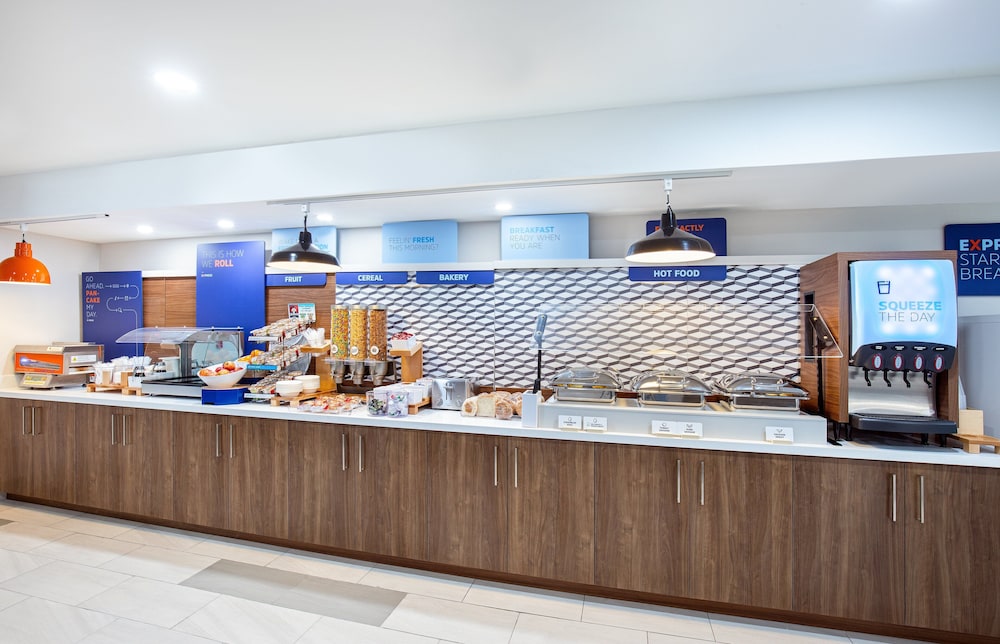 Holiday Inn Express & Suites Birmingham - Inverness 280, an IHG Hotel 11/74
