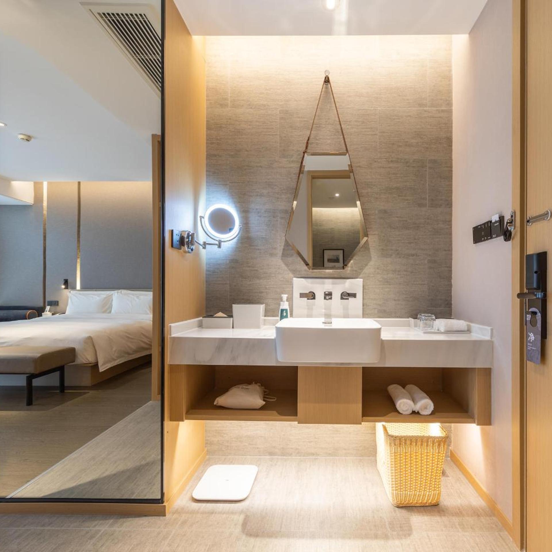 Atour Hotel (Xiamen Jimei Lake Business Center) 52/55