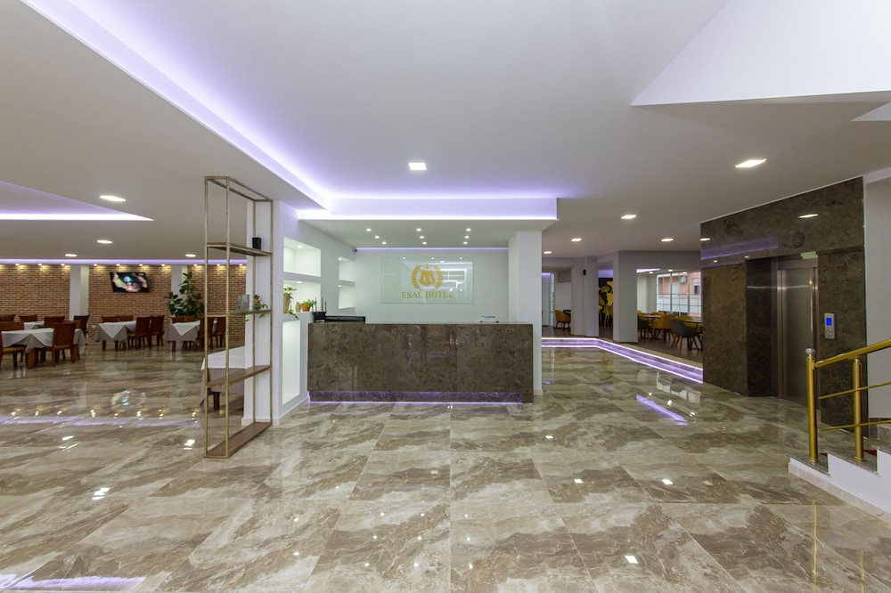 Esal Hotel 8/39