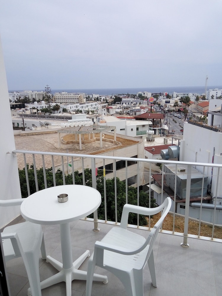 Elenapa Holiday Apartments 18/25