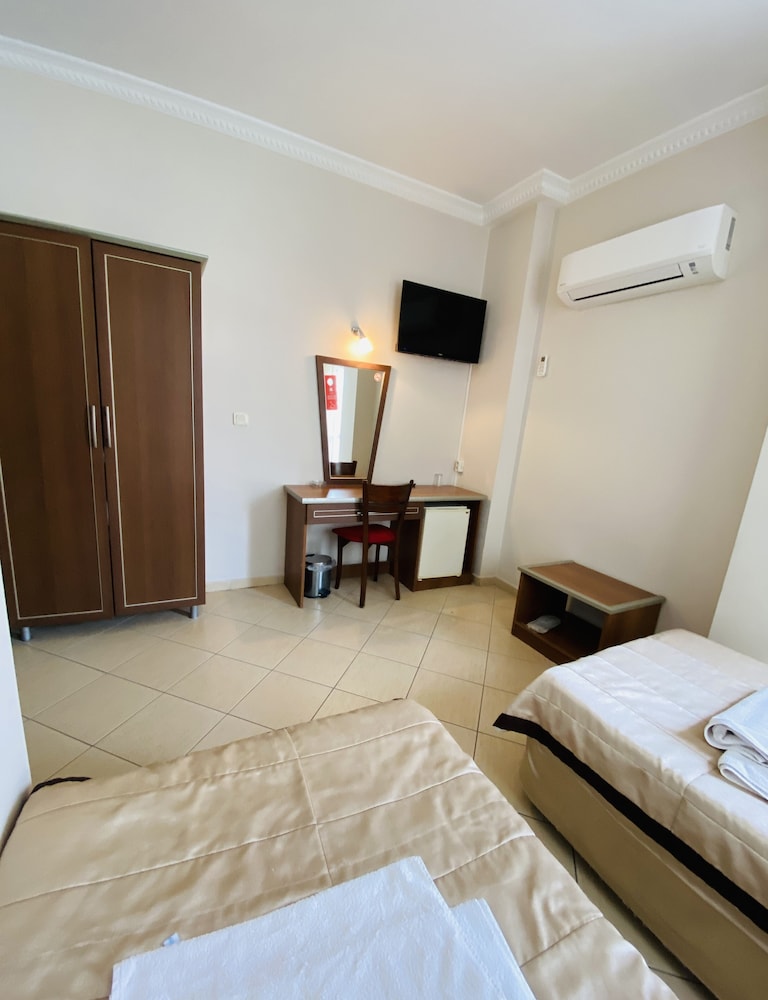 Lemon Hotel 12/50