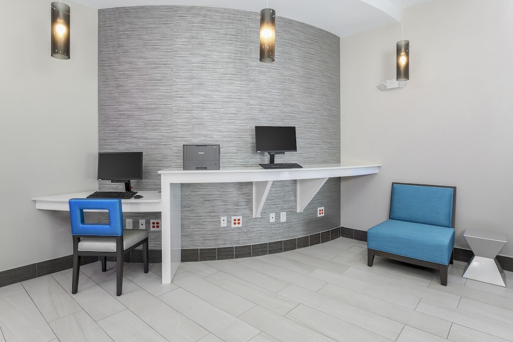 Holiday Inn Express Suites Houston Se Airport Area 9/71