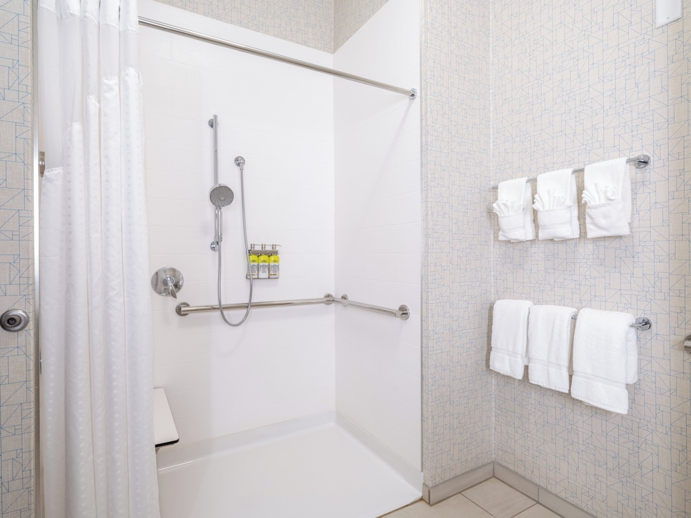Holiday Inn Express and Suites Watertown 74/74