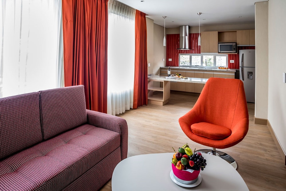 Hotel Plaza Suites 37/65