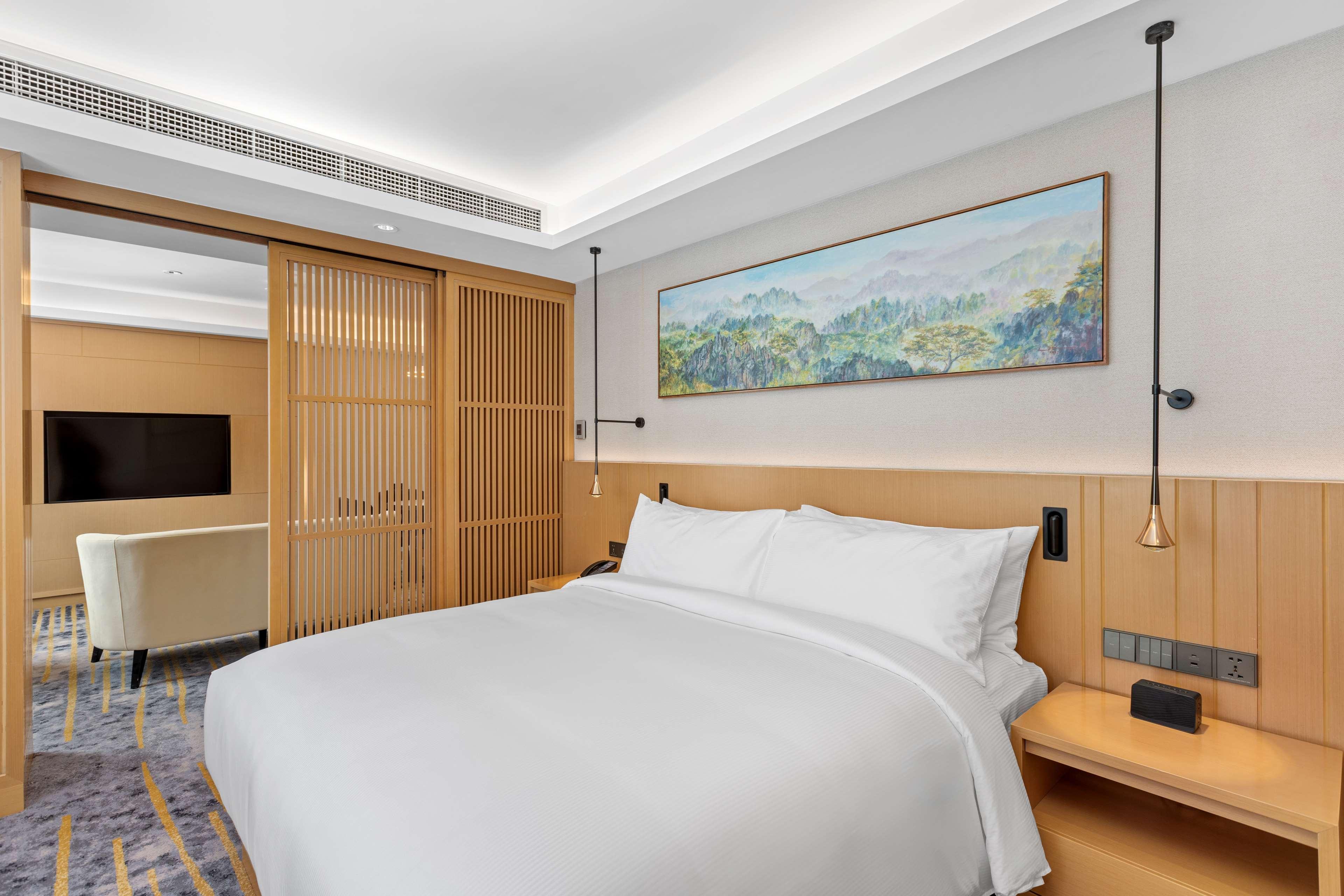 DELUXE, EXECUTIVE, KING BED