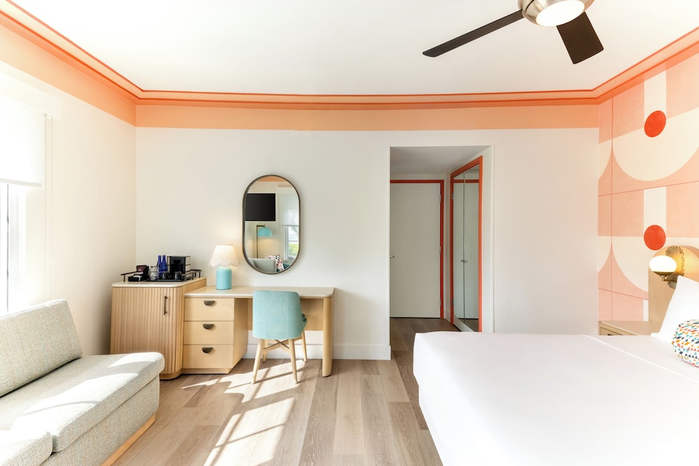 TOWER, SUITE, KING BED