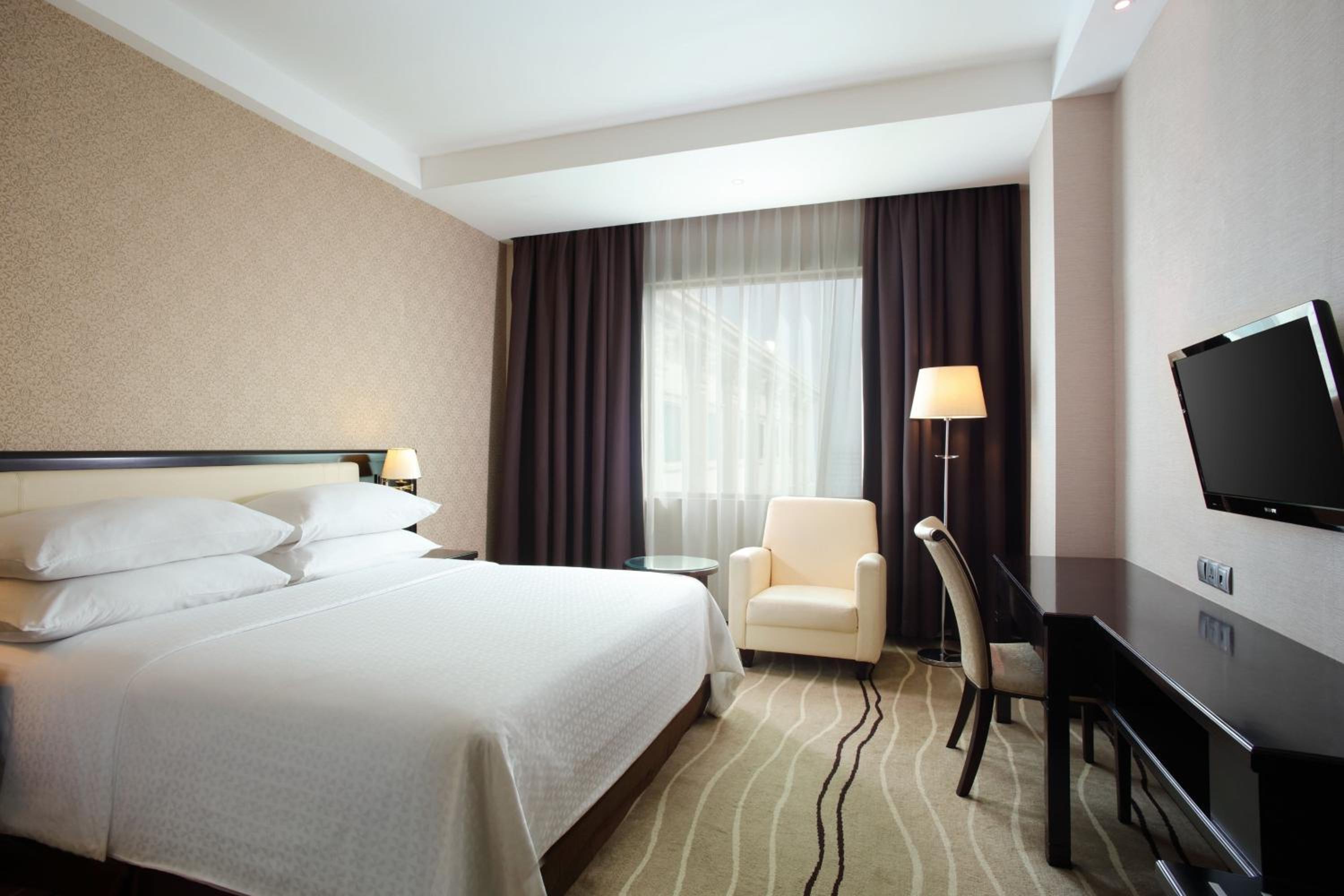 غرفة ديلوكس بسرير كينج، FOUR POINTS BY SHERATON MEDAN 2/7
