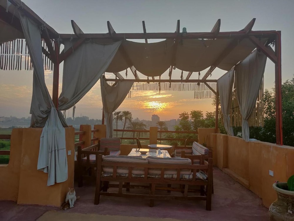 Nile Compound Hotel 4/50
