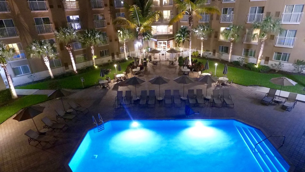 Holiday Inn Express and Suites Naples Downtown 9/64