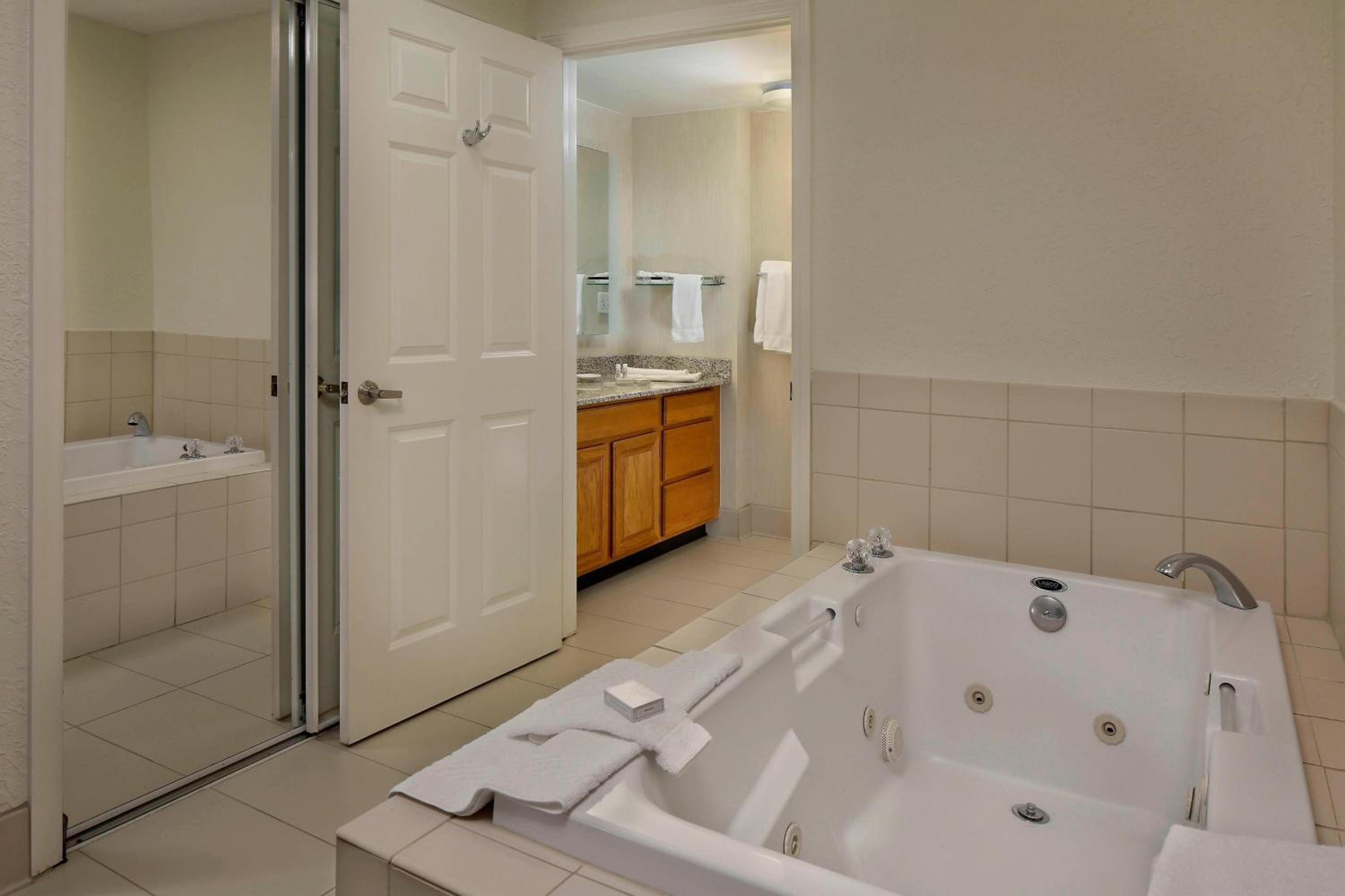 جناح بغرفتي نوم مع أريكة، Residence Inn Marriott Danbury 2/3