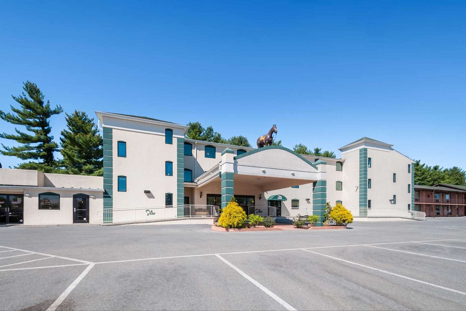 Rodeway Inn and Suites Charles Town WV 42/45
