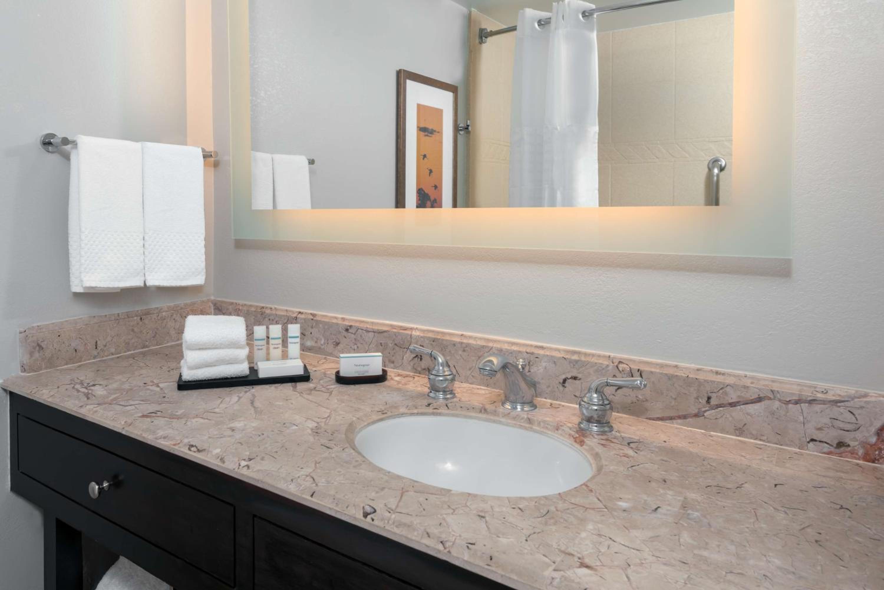 جناح بسرير كينج مع أريكة، Embassy Suites By Hilton Dallas Park Central Area 4/5