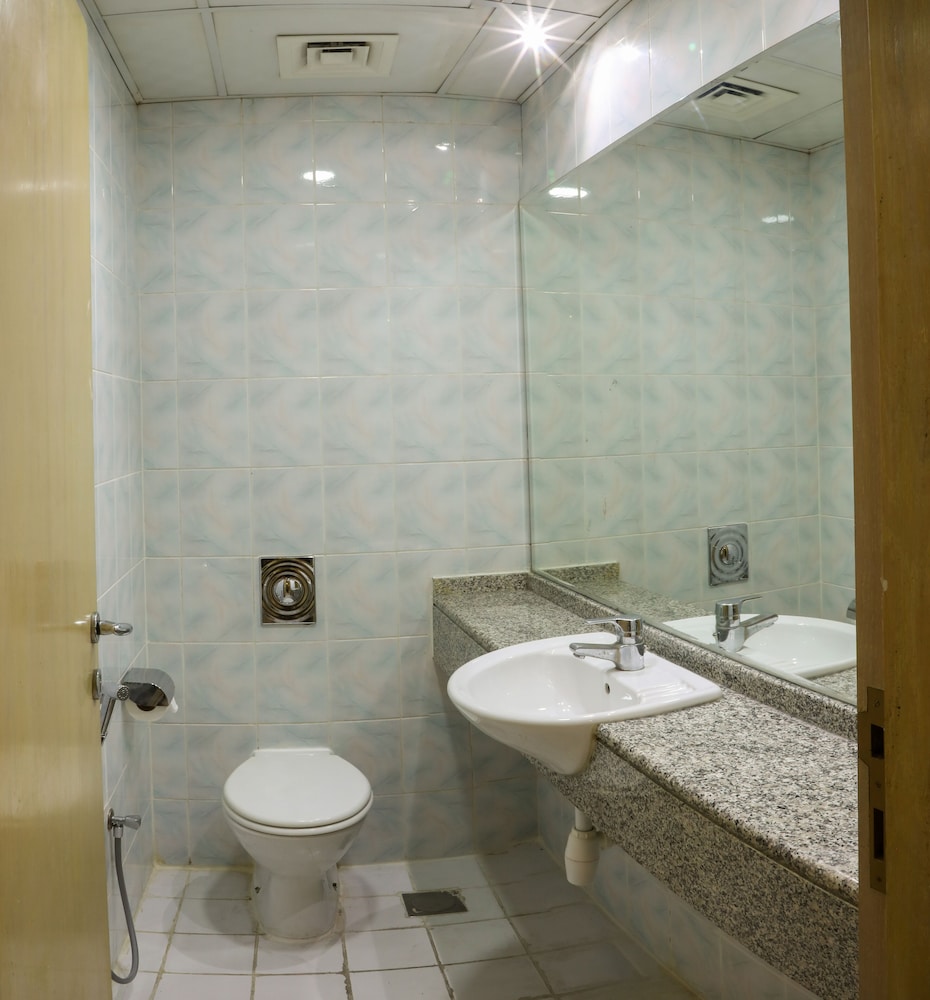 Wescott Pearl Hotel Apartments L.L.C 28/32