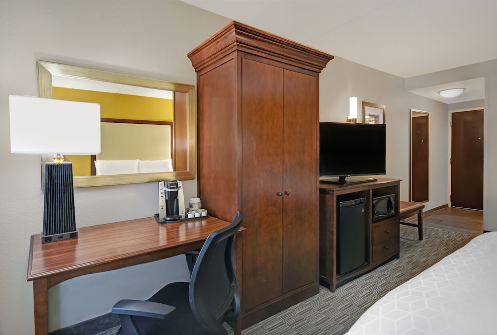 Holiday Inn Express and Suites Cincinnati Riverfront, an IHG Hotel 53/64