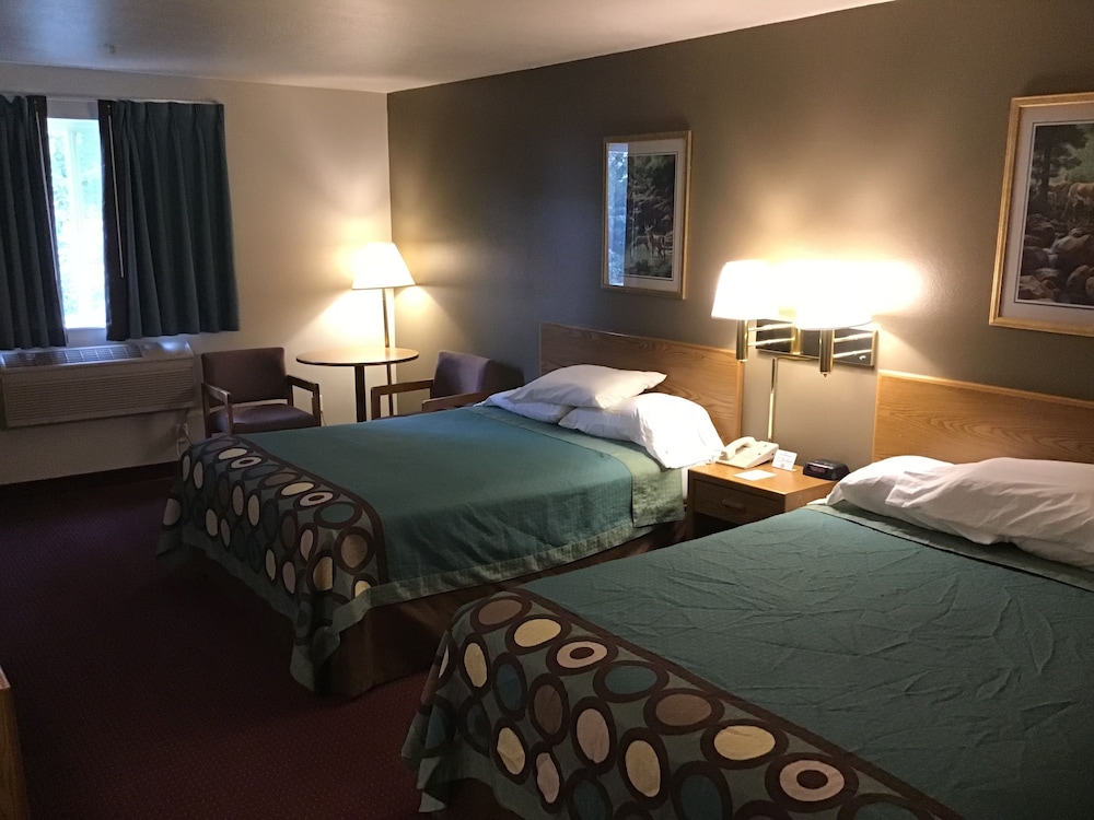 Super 8 By Wyndham Blackfoot 12/42