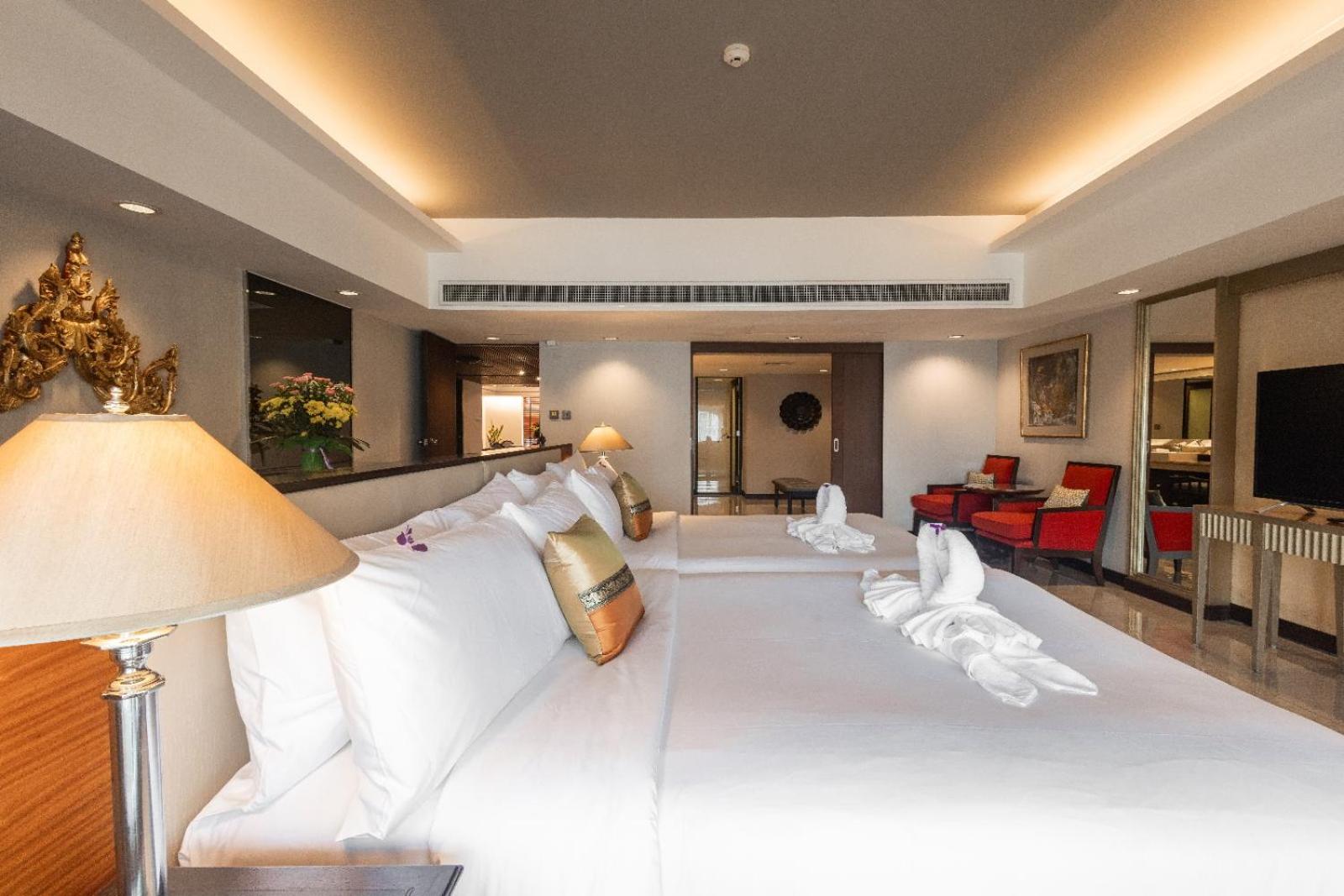 Residential, Suite, 3 Queen Beds