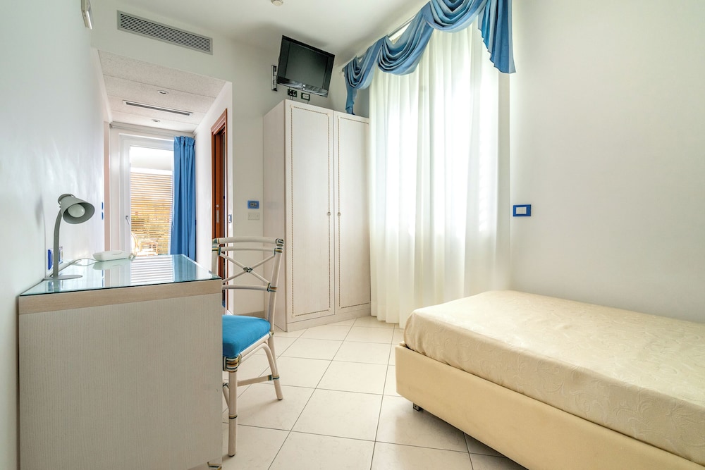 Elaia Garden Hotel 48/48