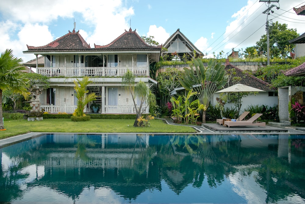 B Saya Villa And Restaurant 7/50