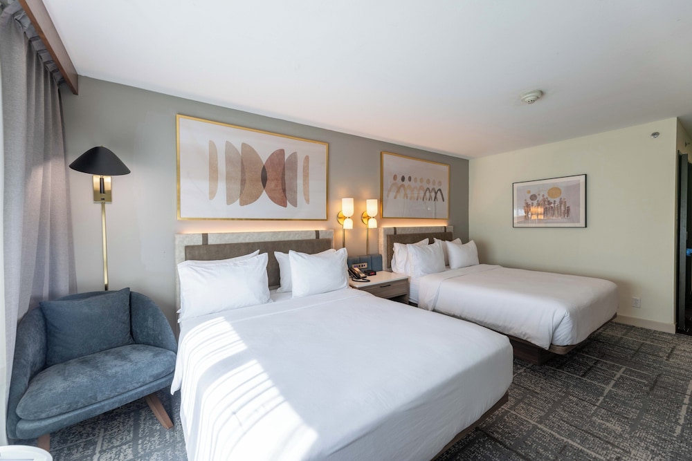 STANDARD, 2 QUEEN BEDS