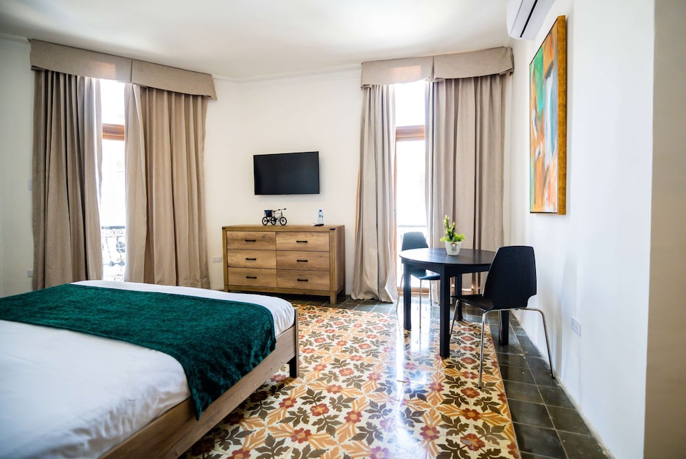 ROOM, QUEEN BED, BALCONY, COLONY BUILDING