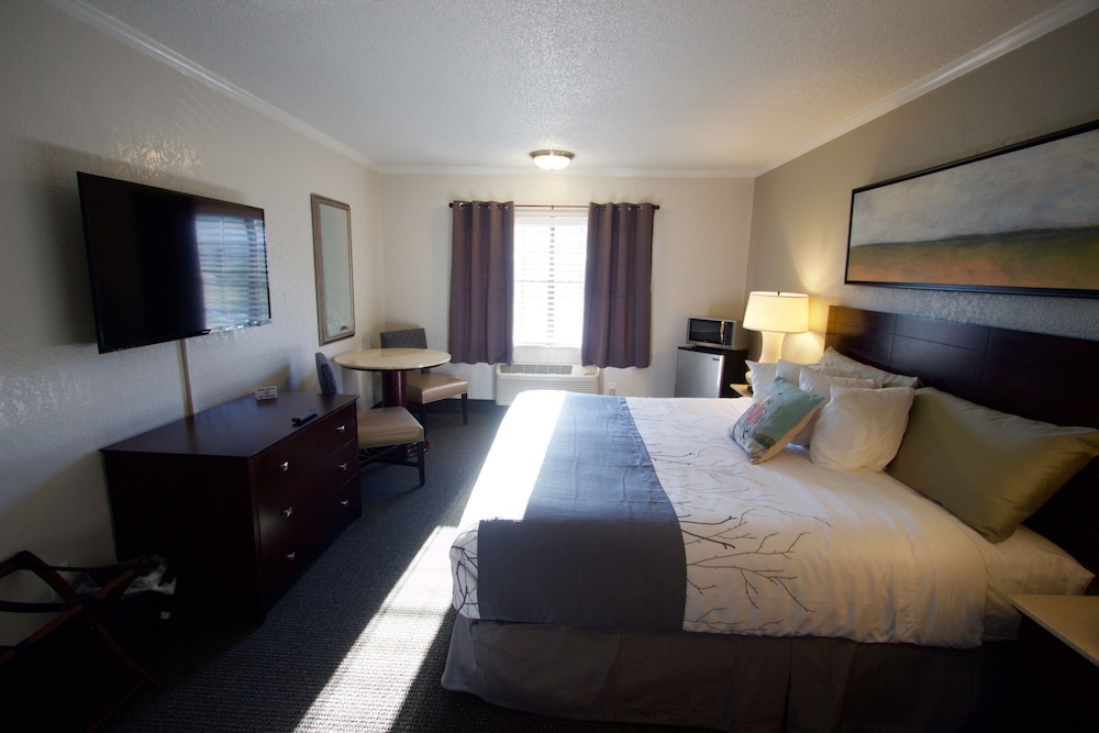 At Home Inn And Suites Pensacola 13/80