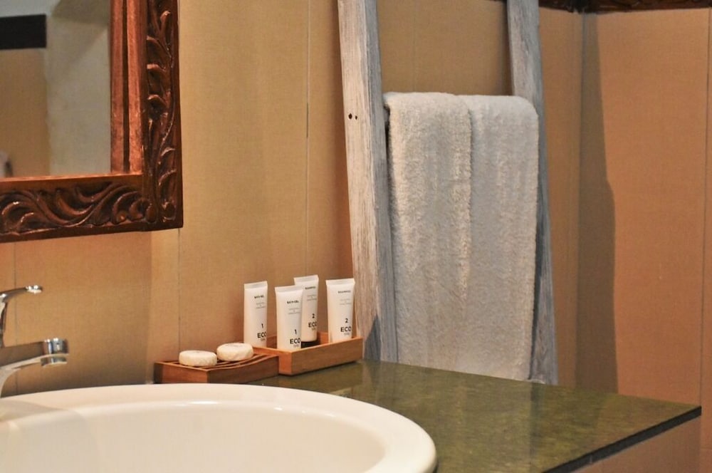 Sea View Lodge Boutique Hotel 74/76