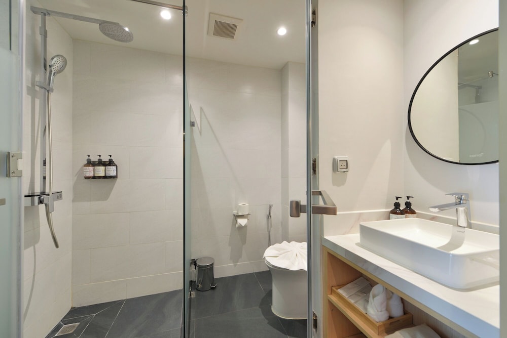 March Hotel & Suite Riverside 54/60