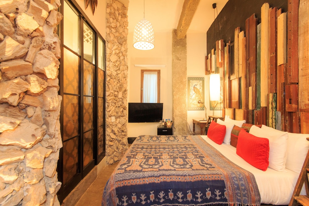 Hotel Casa Lola Deluxe Gallery 18/77