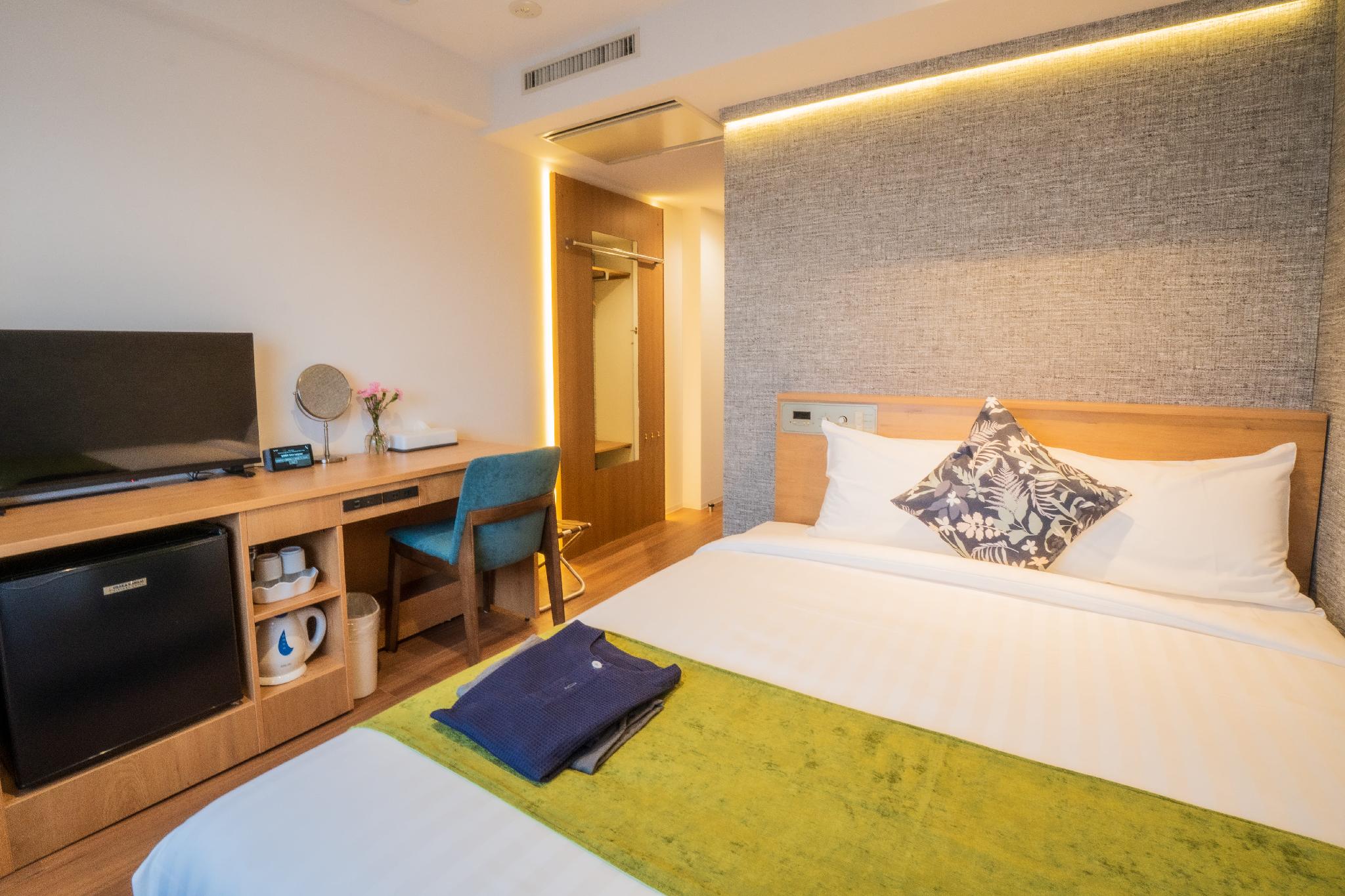 Superior, Queen Bed, Ocean View